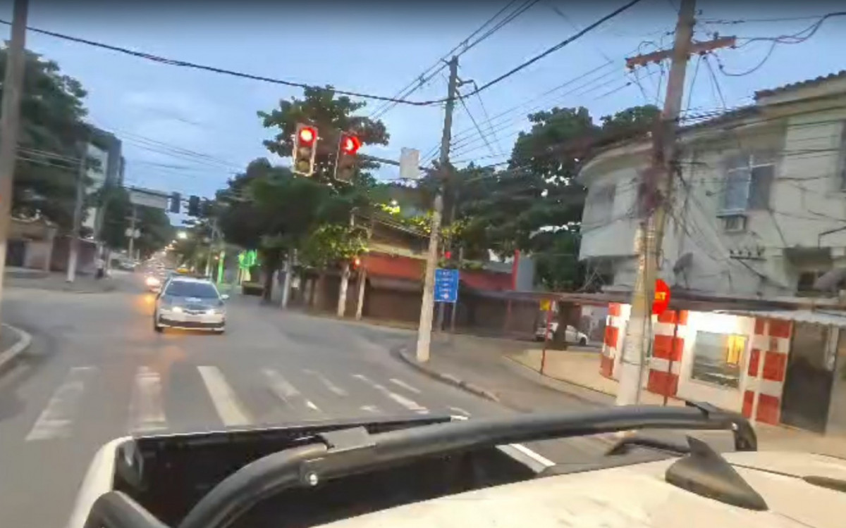 Policiais civis atuam no Complexo do Lins para prender traficantes do Comando Vermelho