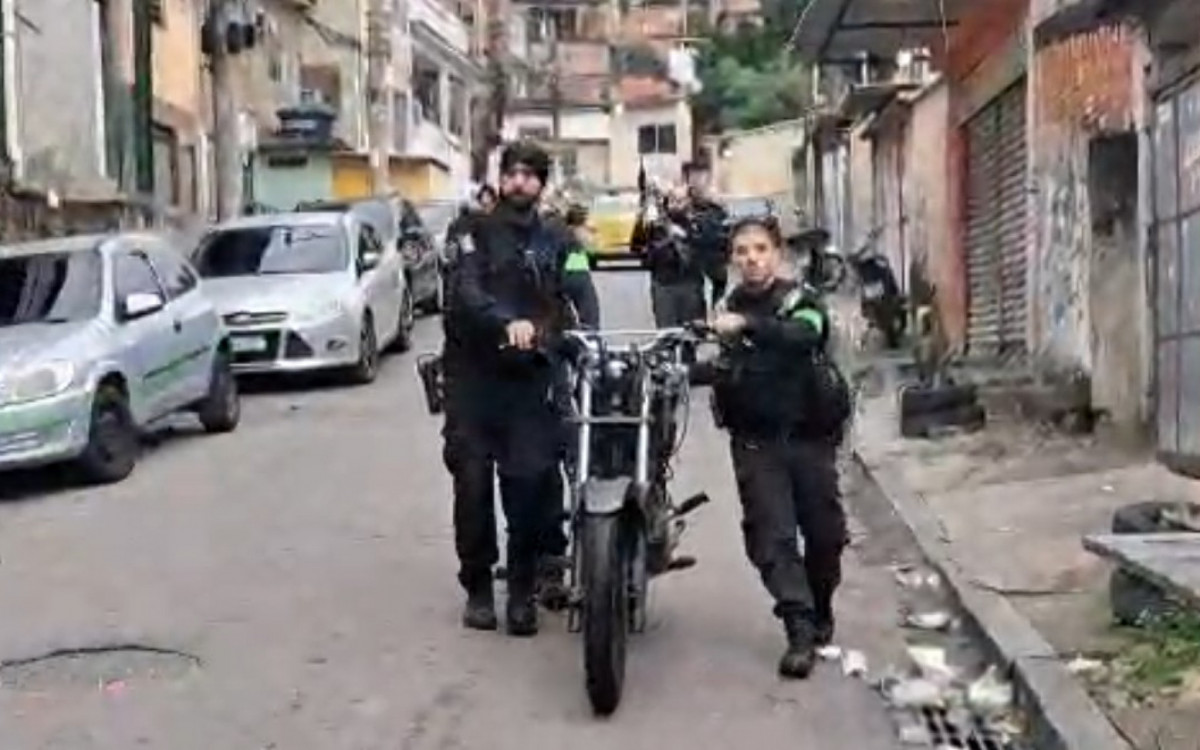Policiais apreenderam drogas e ve&iacute;culos no Complexo do Lins