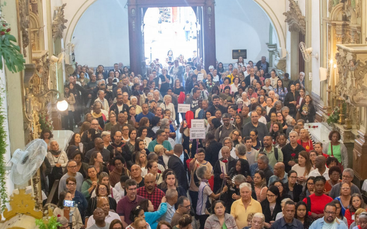 Devotos celebram o Dia de Santa Rita de Cássia no Centro do Rio - Érica Martins/Agência O DIA