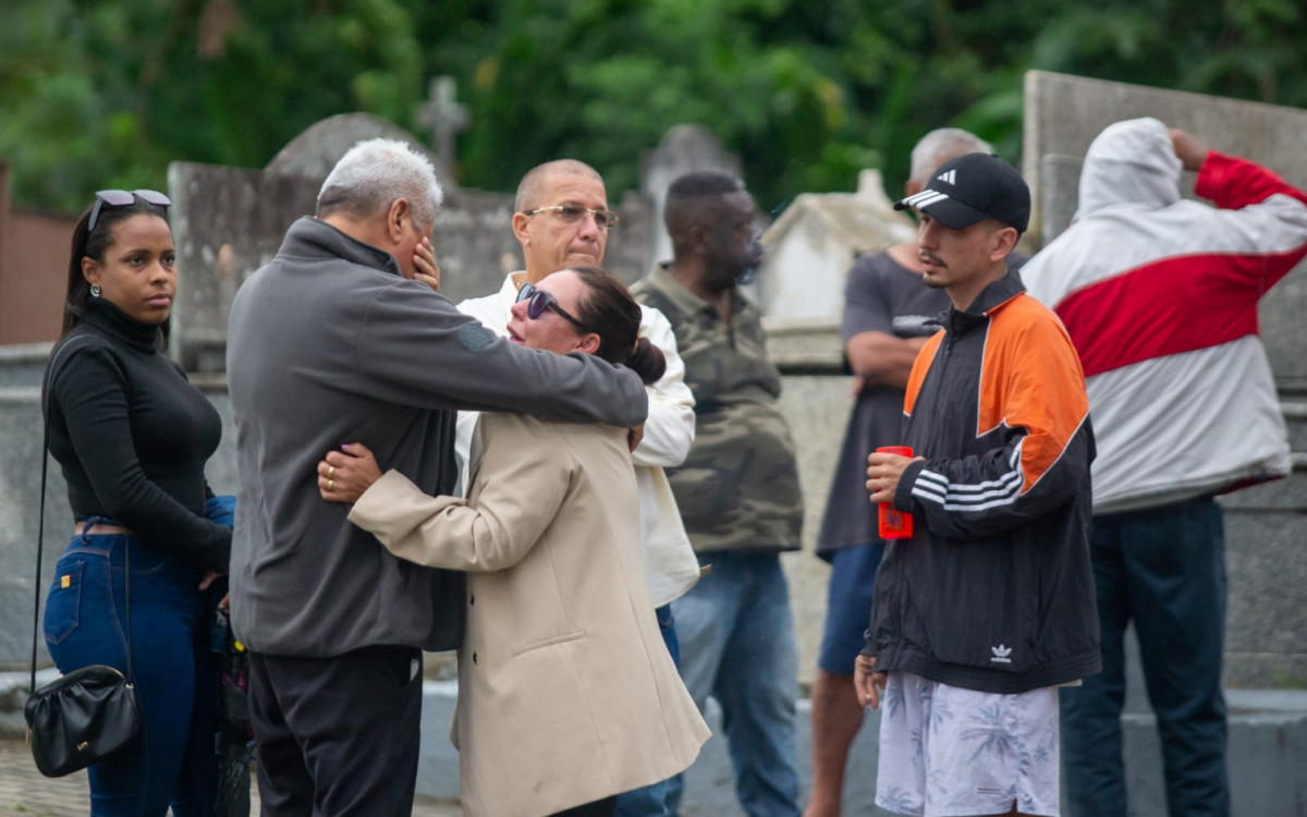 Familiares e amigos se despedem de Sérgio André de Souza Duarte, morto a tiros em Barra de Guaratiba