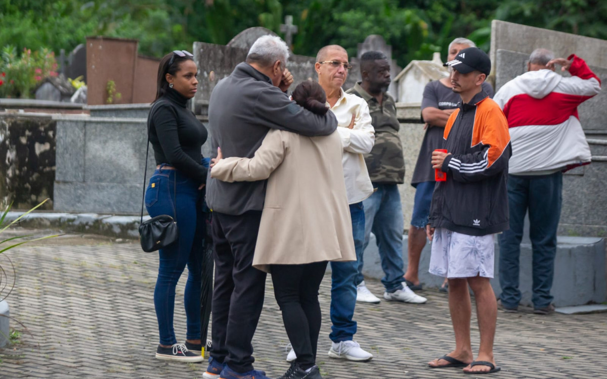 Sérgio André de Souza Duarte é sepultado no Cemitério de Guaratiba, na Zona Oeste
