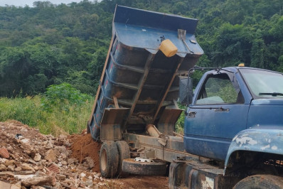 Fiscalização ambiental flagra descarte ilegal em área de mata em Três Rios