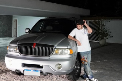João Augusto Liberato mostra carro favorito de Gugu