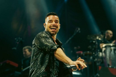 Ricky Martin interrompe show após bomba de gás lacrimogênio atingir palco