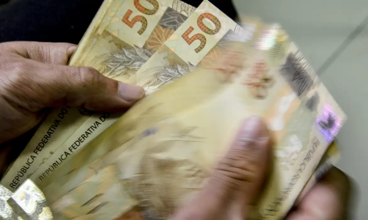 Receita abre consulta ao primeiro lote da restituição do IR nesta sexta