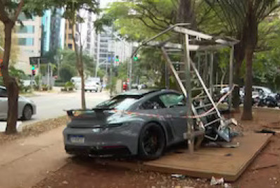 Homem perde controle de Porsche e bate em aparelhos de ginástica na rua