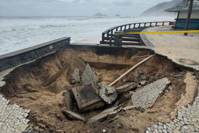 Calçadão da praia da Macumba desaba por causa da ressaca