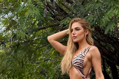 Erika Schneider exibe as curvas em passeio de barco