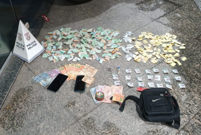 Polícia fecha o cerco ao tráfico na Linha e apreende drogas, dinheiro e moto em Macaé