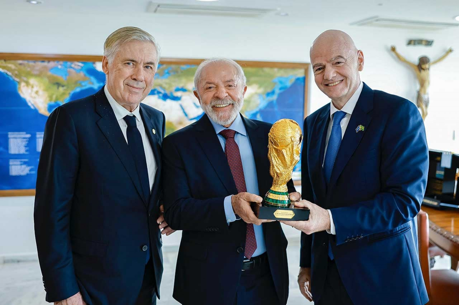 Lula diz que Sele&ccedil;&atilde;o pode vencer Copa, mas lamenta: “N&atilde;o tem mais &iacute;dolos”