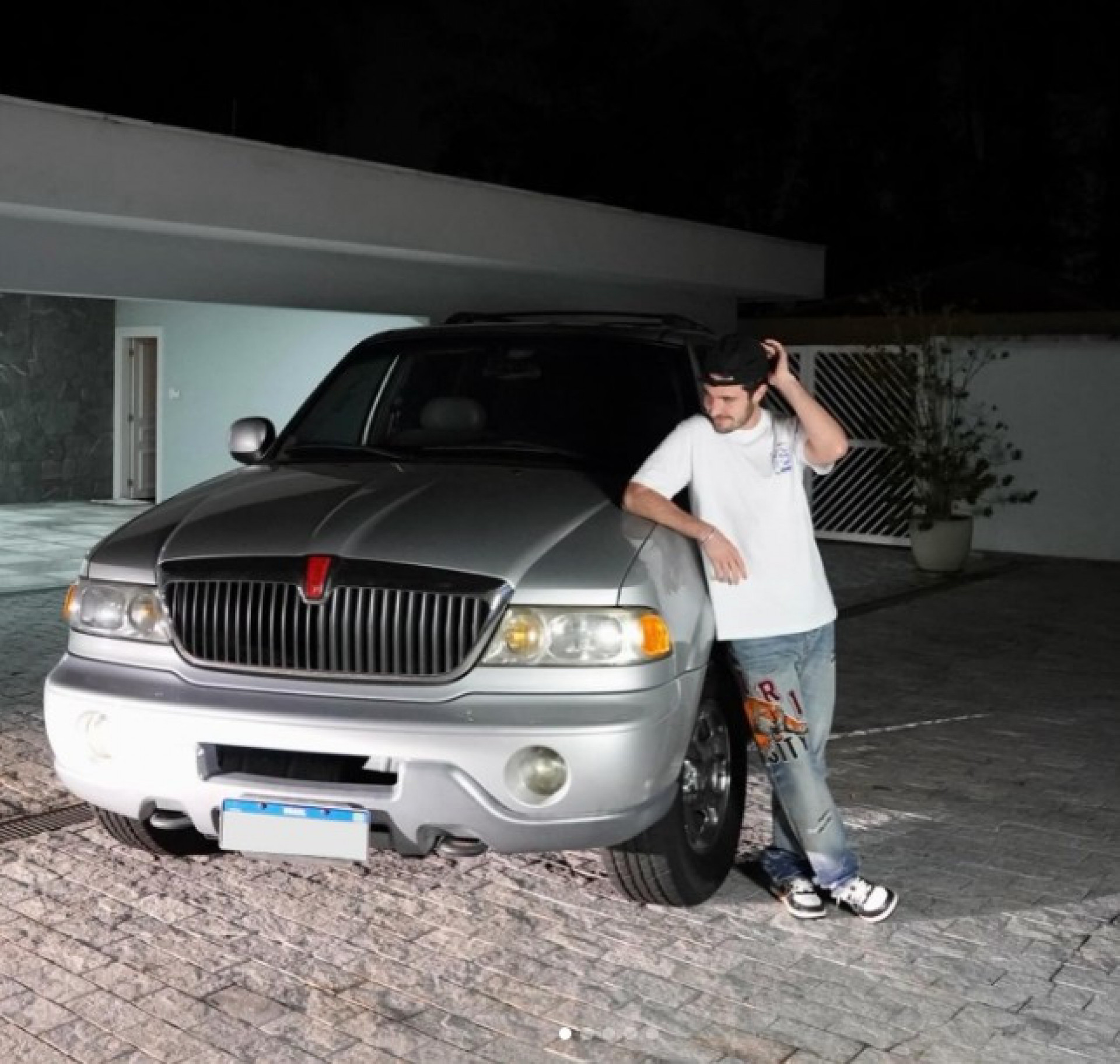 João Augusto Liberato posando com Lincoln Navigator 2000, carro favorito do Gugu - Reprodução / Instagram
