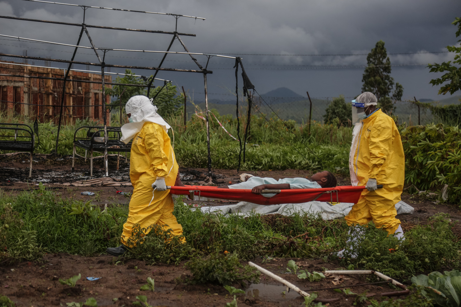 Habitantes da RD Congo invadem hospital para levar corpo de morto por ebola