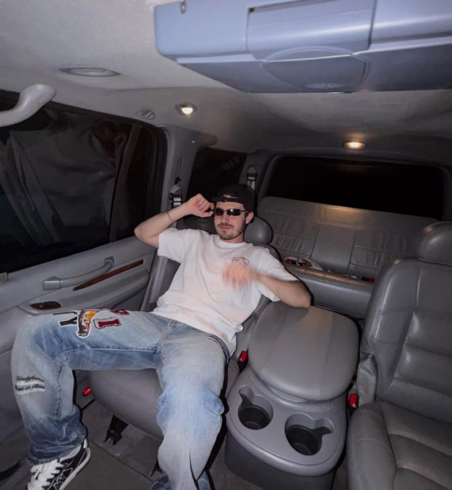 João Augusto Liberato posando com Lincoln Navigator 2000, carro favorito do Gugu - Reprodução / Instagram