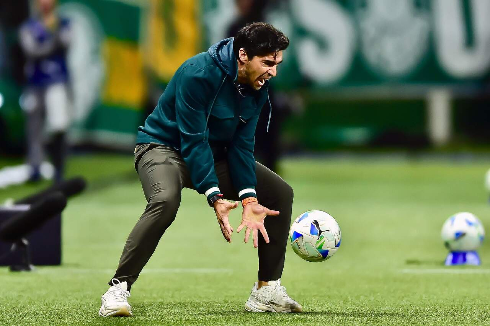 Abel Ferreira lidera lista de t&eacute;cnicos com mais cart&otilde;es nas principais ligas do mundo
