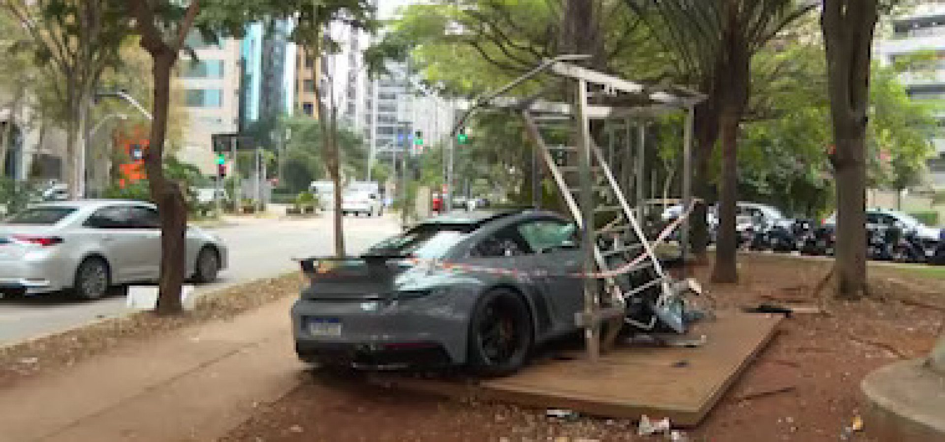 Homem perde controle de Porsche e bate em aparelhos de ginástica na rua