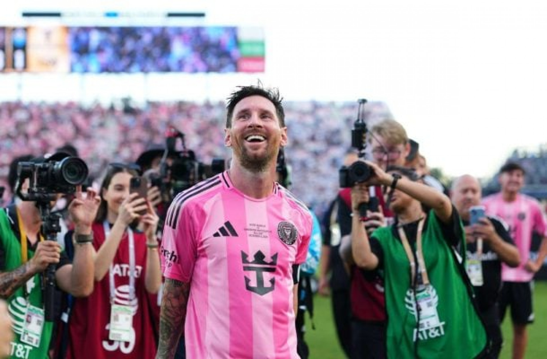 In&eacute;dito! Messi se une a Cristiano Ronaldo em grupo restrito de bilion&aacute;rios no futebol