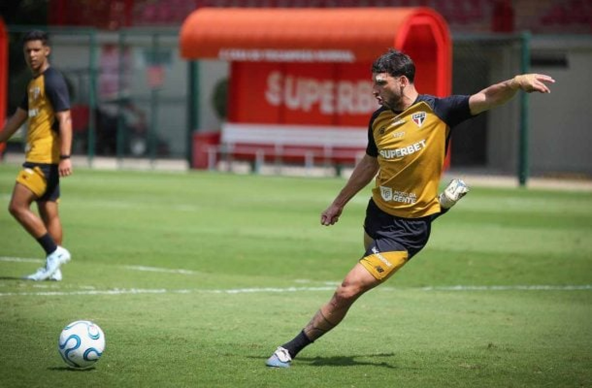 S&atilde;o Paulo mant&eacute;m confian&ccedil;a em renova&ccedil;&atilde;o de Calleri apesar de conversas paradas