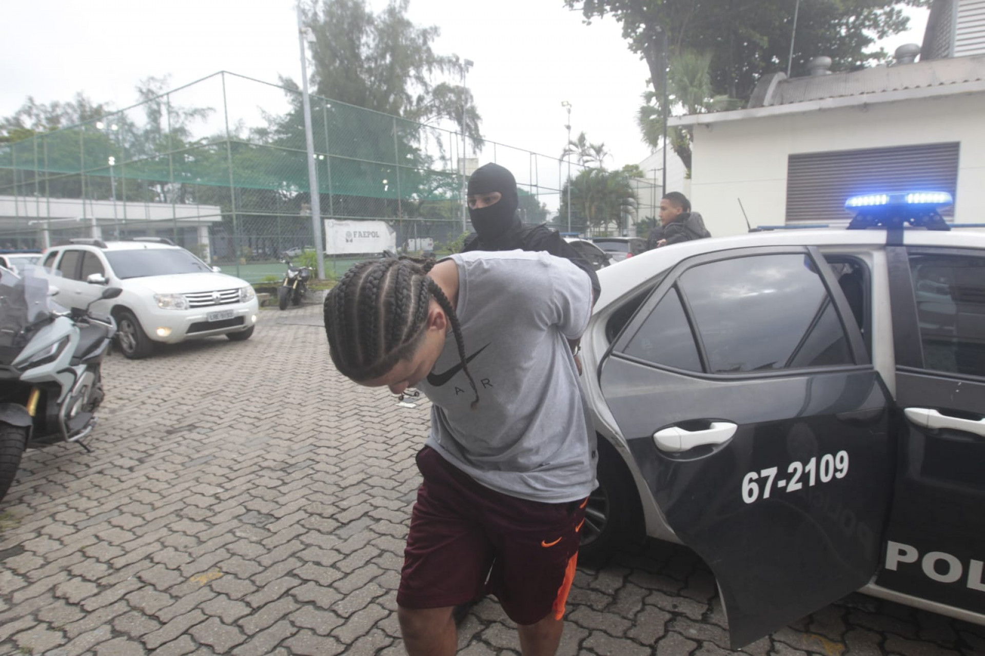 Presos foram levados para a Cidade da Polícia - Reginaldo Pimenta / Agência O Dia
