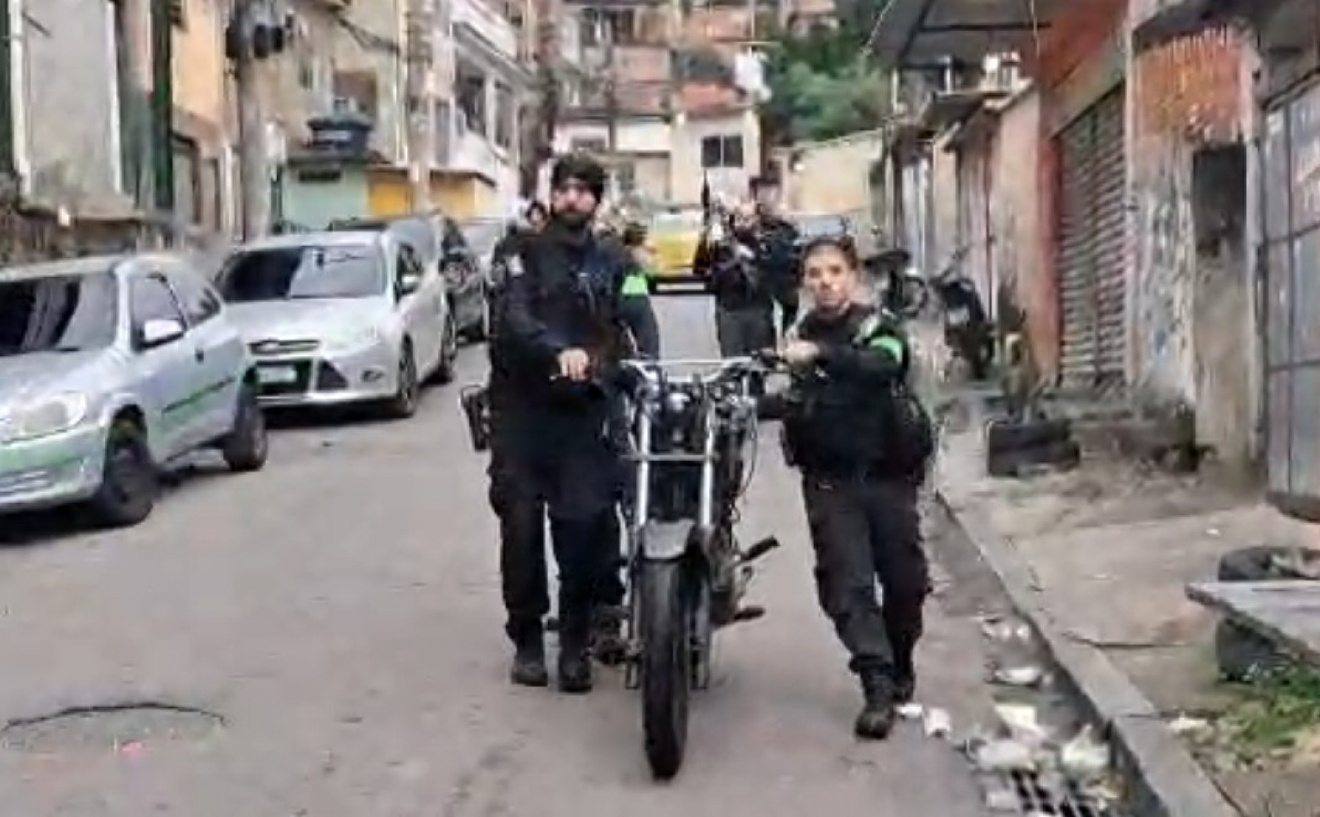 Policiais apreenderam drogas e veículos no Complexo do Lins - Reprodução