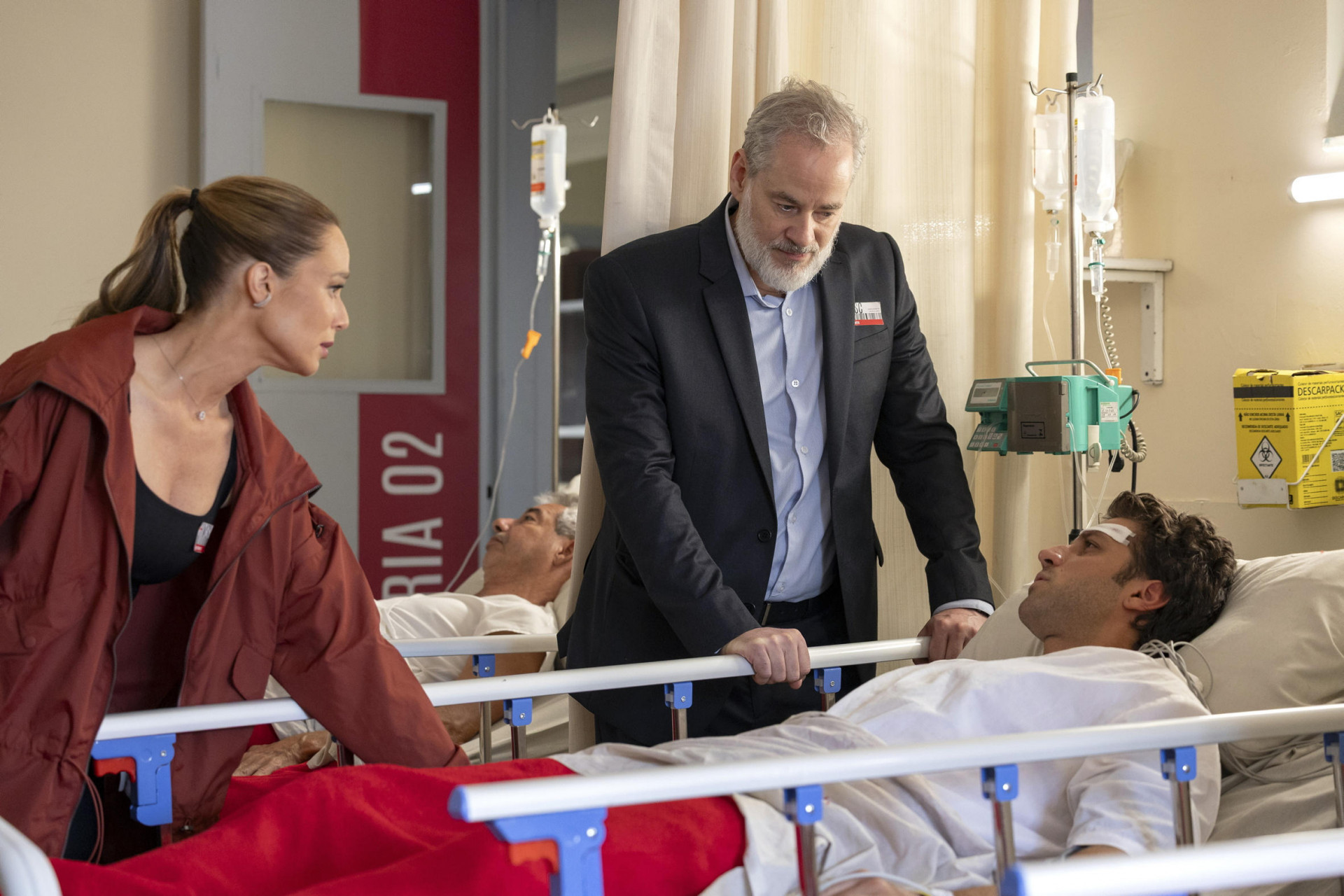 Pedro é levado ao hospital após sofrer acidente de carro - Globo/ Manoella Mello