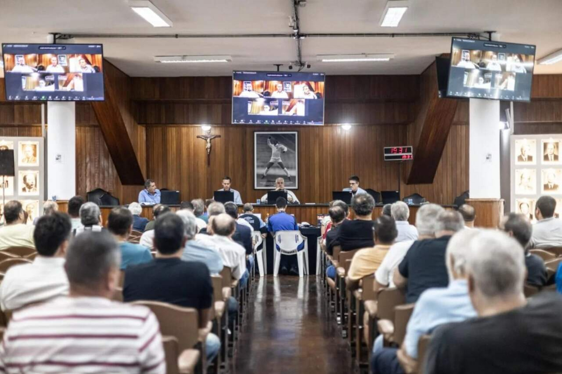 Protesto de torcedores volta a dar o tom em vota&ccedil;&atilde;o do estatuto do Santos