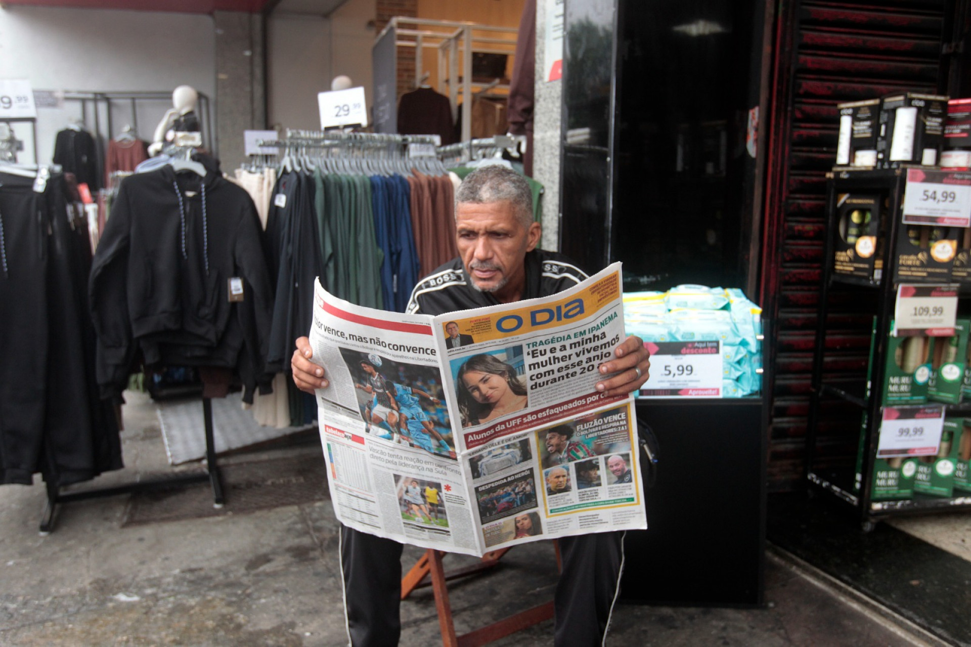 Vigia Alexsandro Souza, 71 anos, lendo o Jornal O DIA na Tijuca - Reginaldo Pimenta/Agência O DIA
