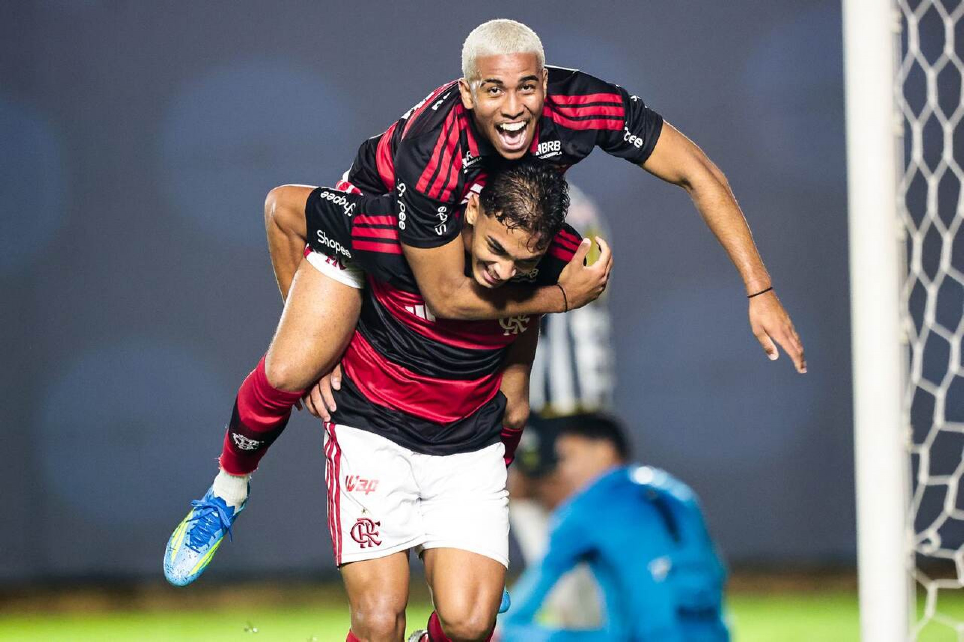 Em noite de Josmar, Flamengo bate Santos e cola no G8 do Brasileir&atilde;o Sub-20