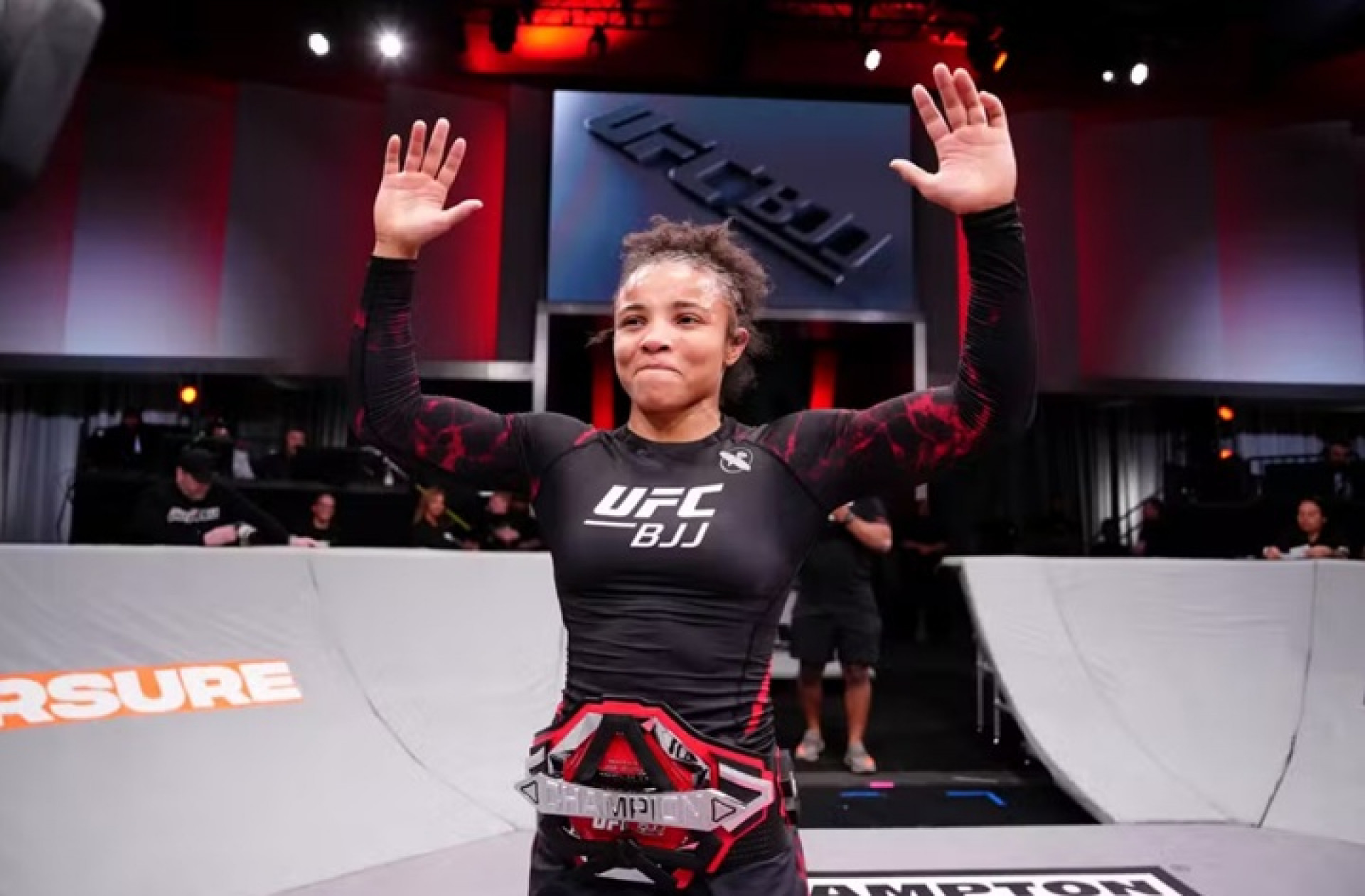 Cássia Moura e Mikey Musumeci dão show com finalizações no UFC BJJ 8 e seguem como campeões