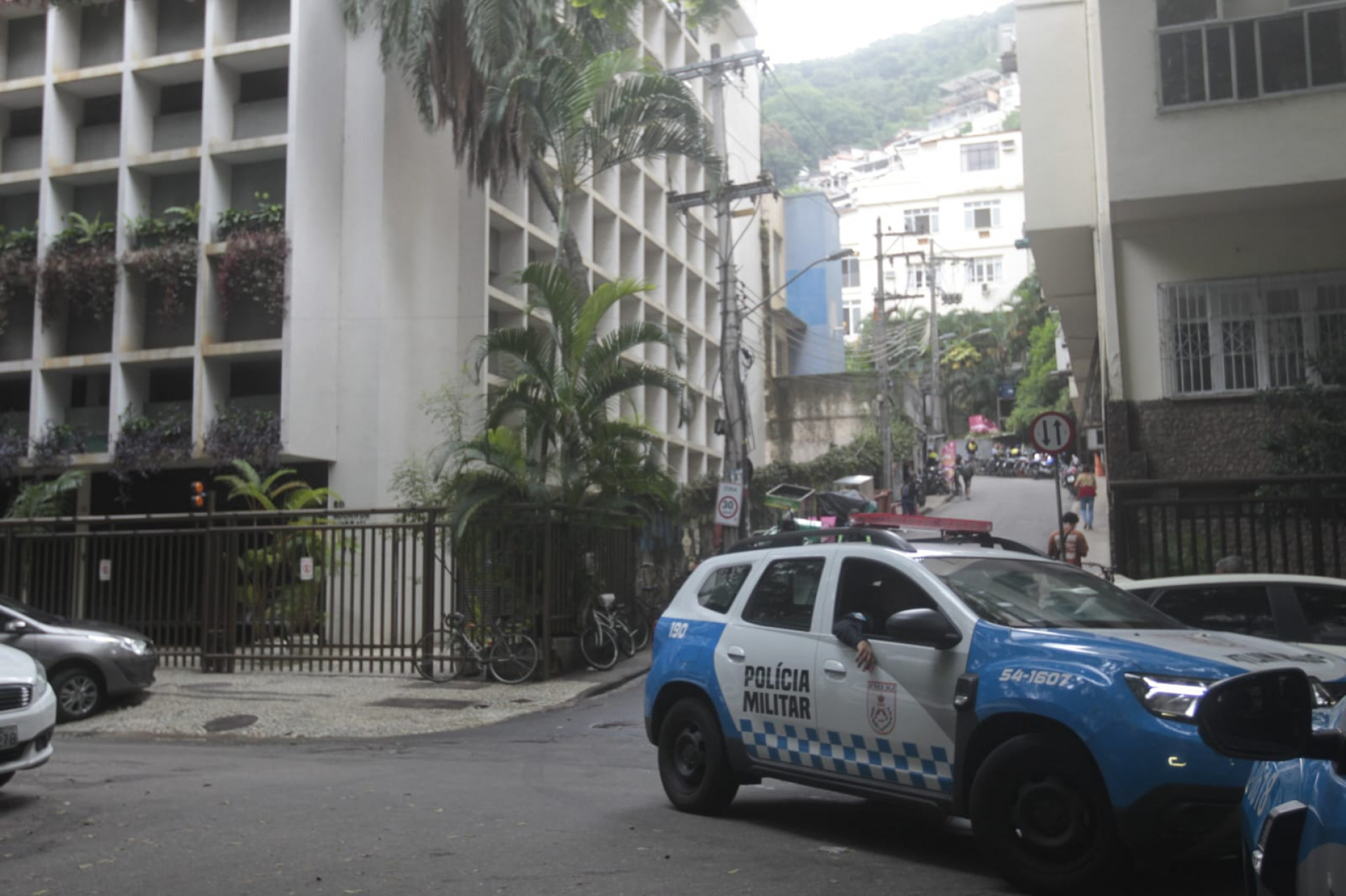 Policias militares reforçaram patrulhamento no acesso ao Morro da Babilônia - Reginaldo Pimenta / Agência O DIA