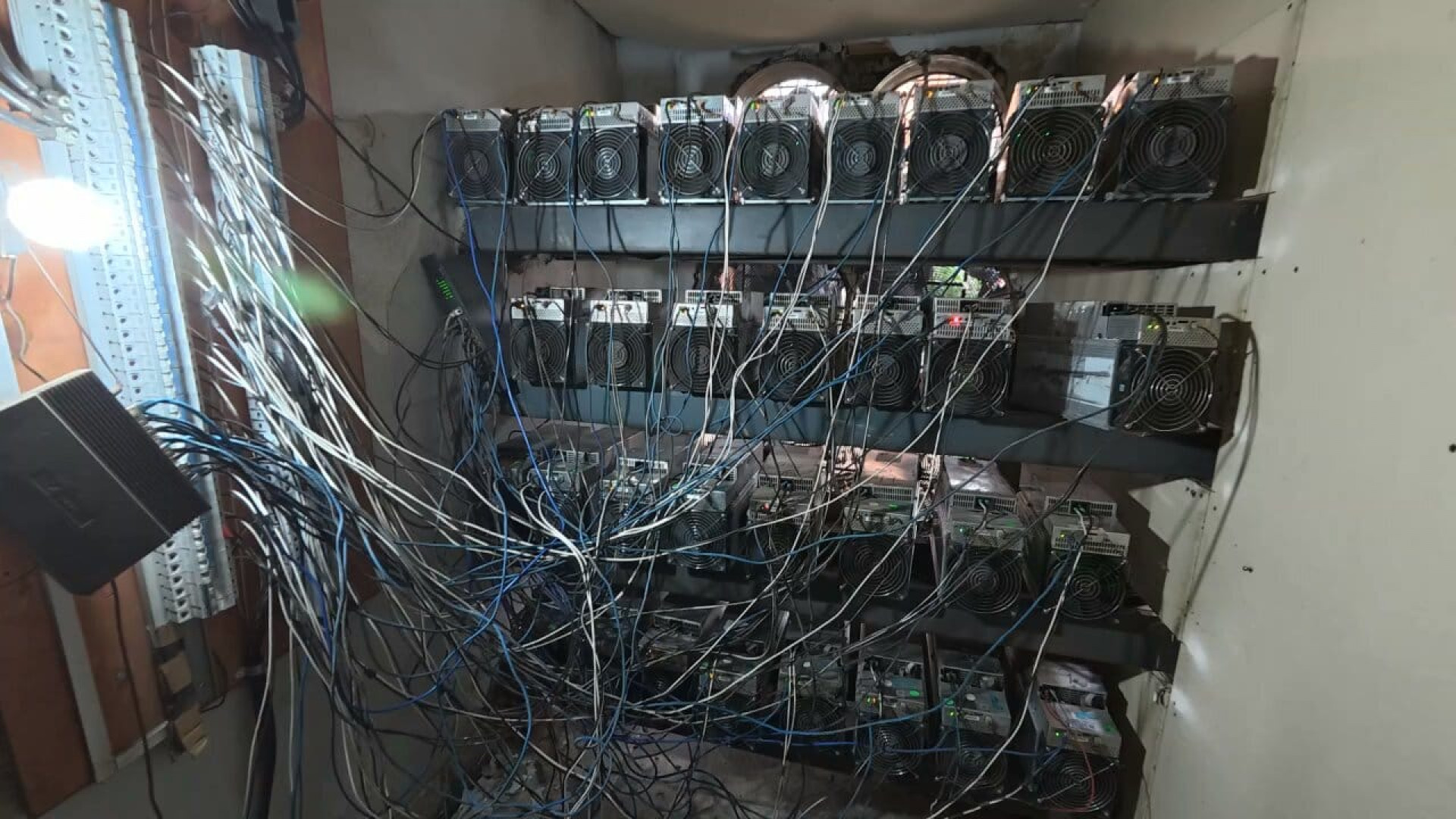 Vídeo: polícia descobre mineradora de criptomoedas do Comando Vermelho no Complexo do Lins
