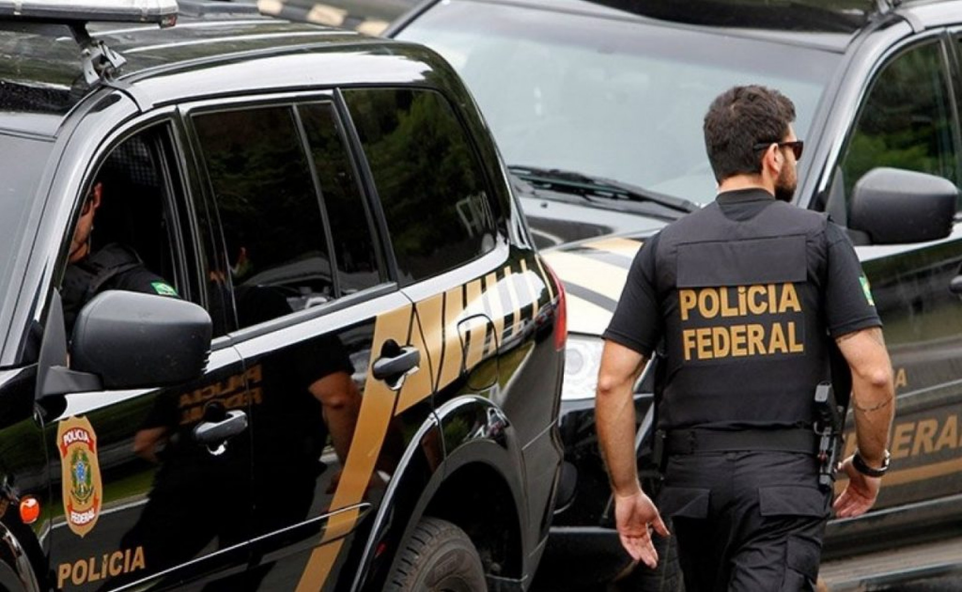 PF investiga grupo suspeito de lavar dinheiro após apreensão de R$ 800 mil e armas em Niterói