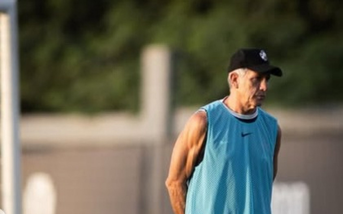 Vasco vive indefinição com volantes e busca reforço para a p