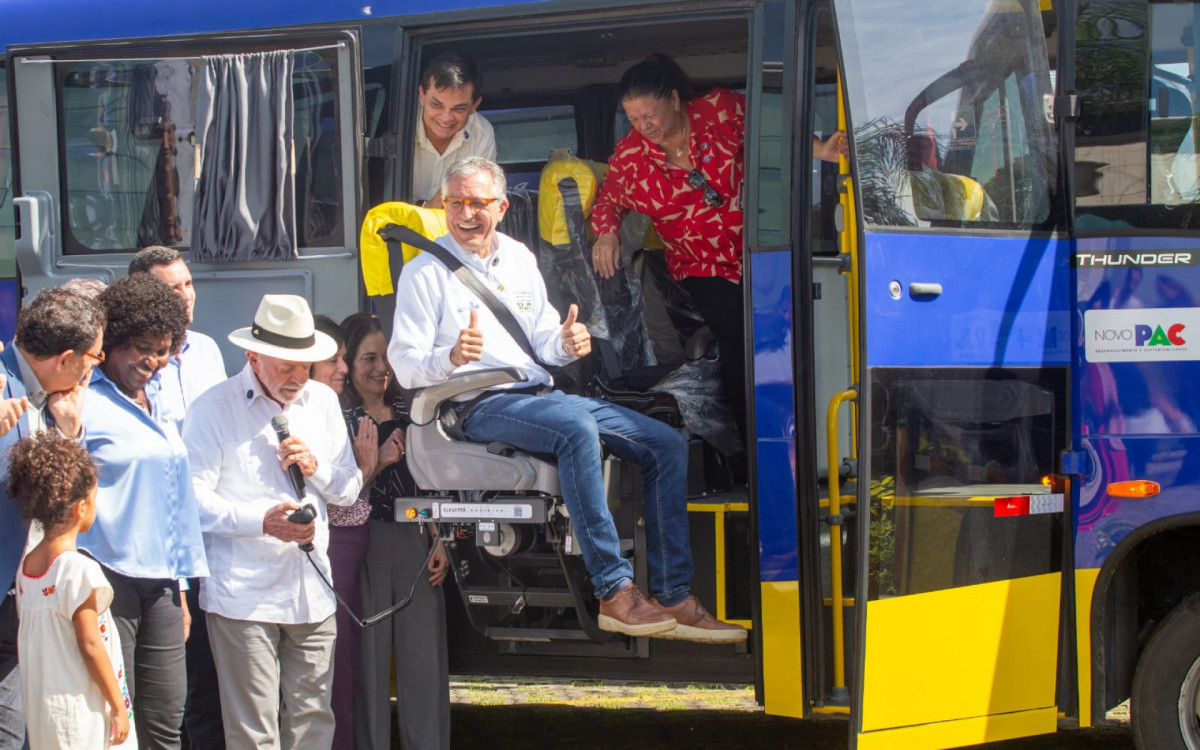 Lula e Padilha inauguram nova sede da Fiocruz e entrega ve&iacute;culos para transporte de pacientes do SUS