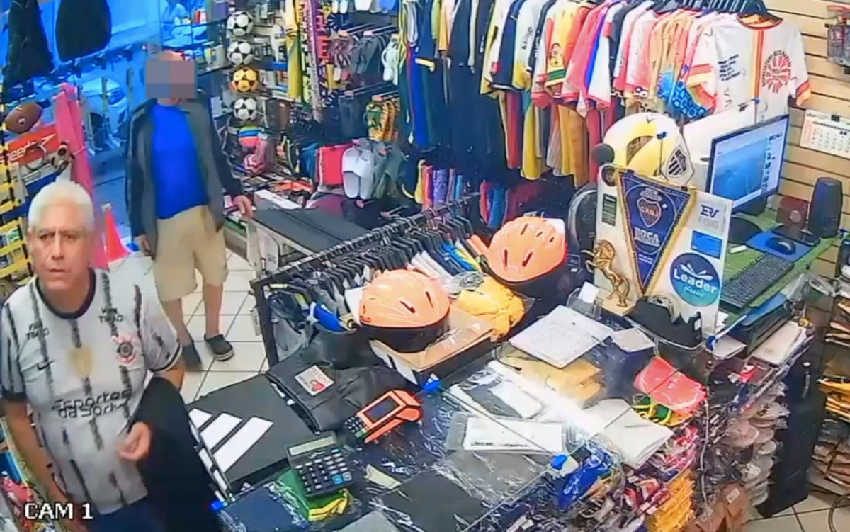 Vídeo: idoso é preso após furtar celular dentro de loja em Ipanema