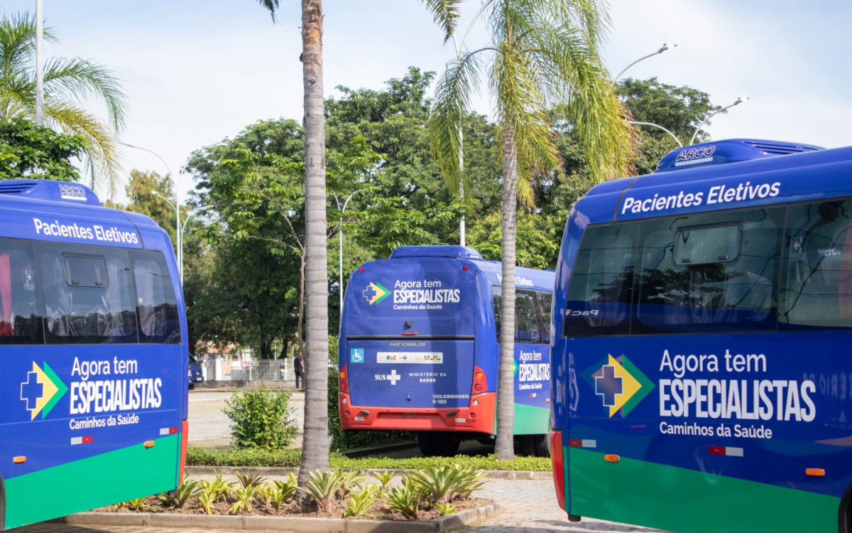 Entrega de ve&iacute;culos para transporte de pacientes do SUS