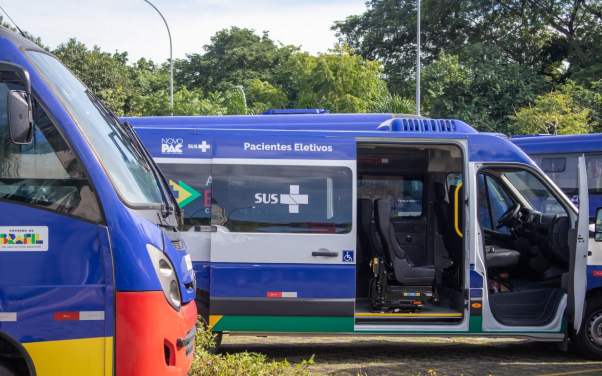 Entrega de ve&iacute;culos para transporte de paciente