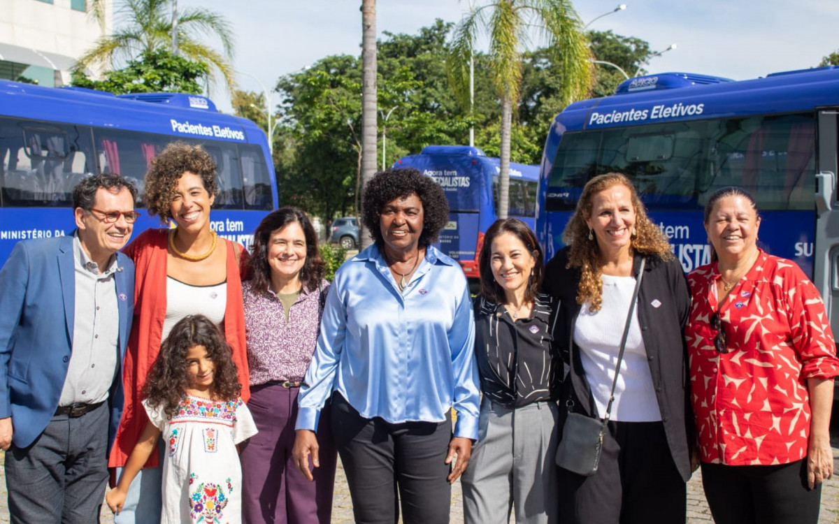 Entrega de ve&iacute;culos para transporte de paciente