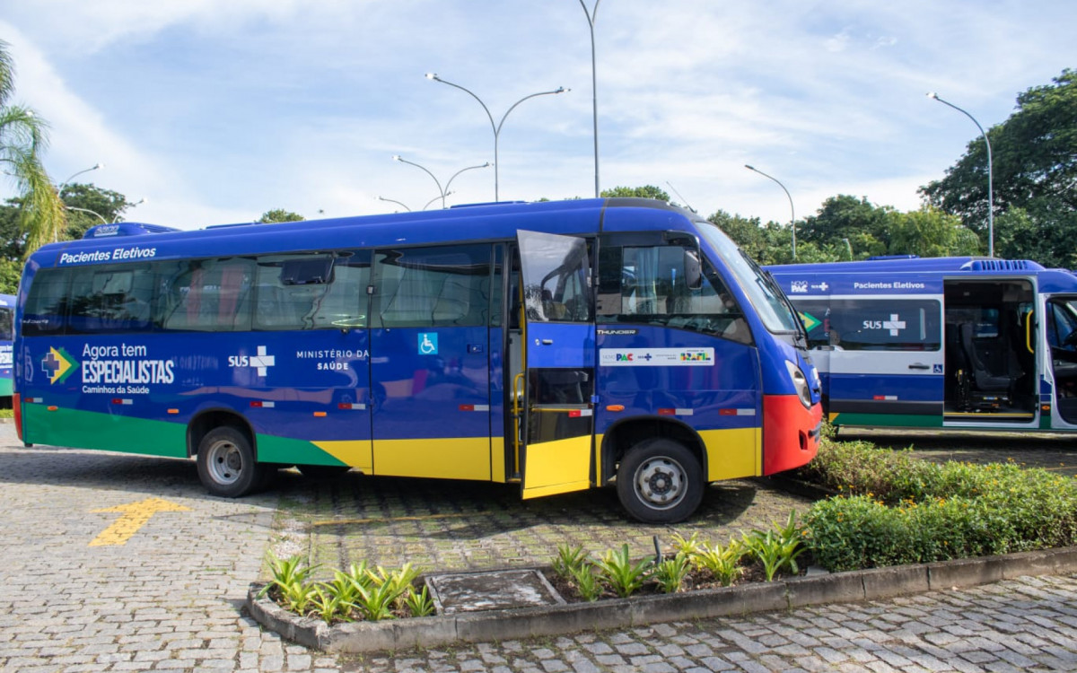 Entrega de ve&iacute;culos para transporte de paciente
