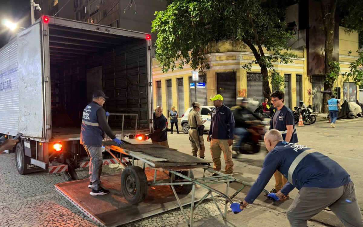 Ação em Ipanema multa restaurante em quase R$ 3 mil e apreende estruturas nas calçadas
