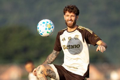 Léo Pereira afirma que demorou para conseguir se divertir em jogos do Flamengo: 'Muita pressão'