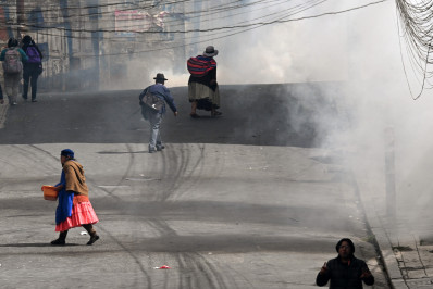 Polícia boliviana usa gás lacrimogêneo contra manifestantes para desbloquear estradas 