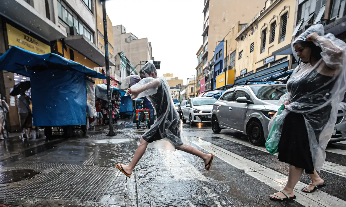 Chuva deve atingir todas as regiões no fim de semana, prevê Inmet 