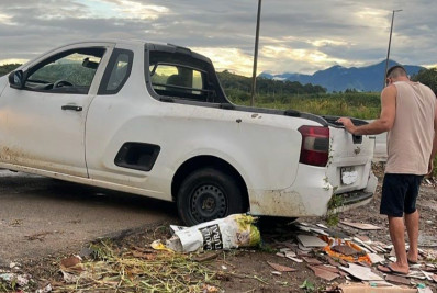 Descarte ilegal às margens de rio termina com veículo apreendido em Rio das Ostras