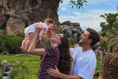 Filha de Camila Queiroz e Klebber Toledo rouba a cena em viagem da família para Orlando