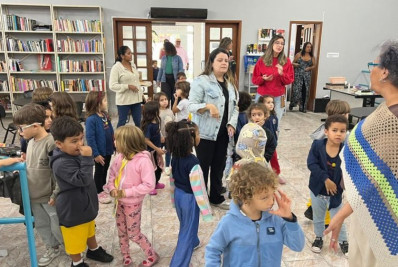 Teatro e biblioteca viraram cenário de descoberta para crianças em Rio das Ostras