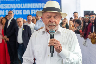Lula passa por segunda sessão de radioterapia em Brasília