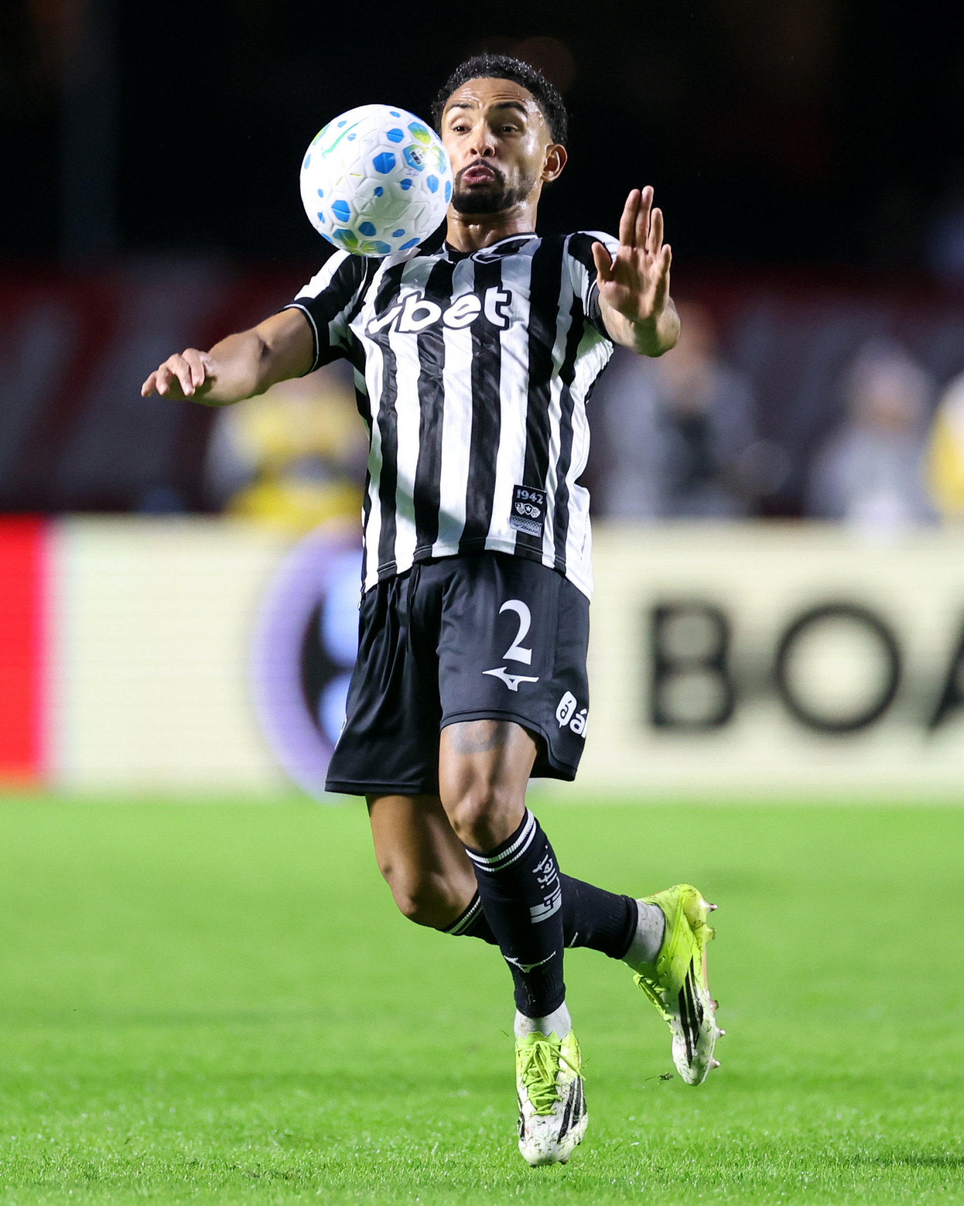 Vitinho domina a bola no jogo contra o São Paulo - Vitor Silva / Botafogo