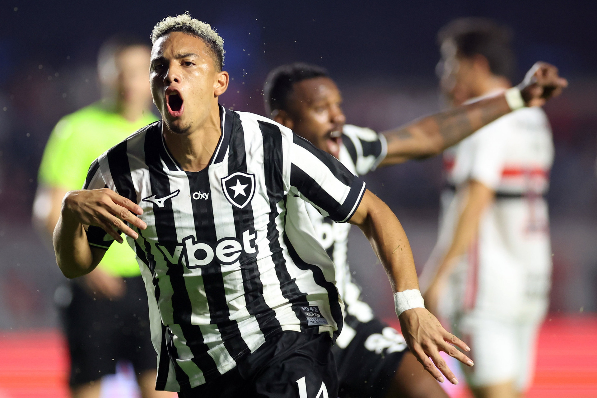 Botafogo empata com São Paulo pelo Brasileirão com golaço de Barrera no fim do jogo