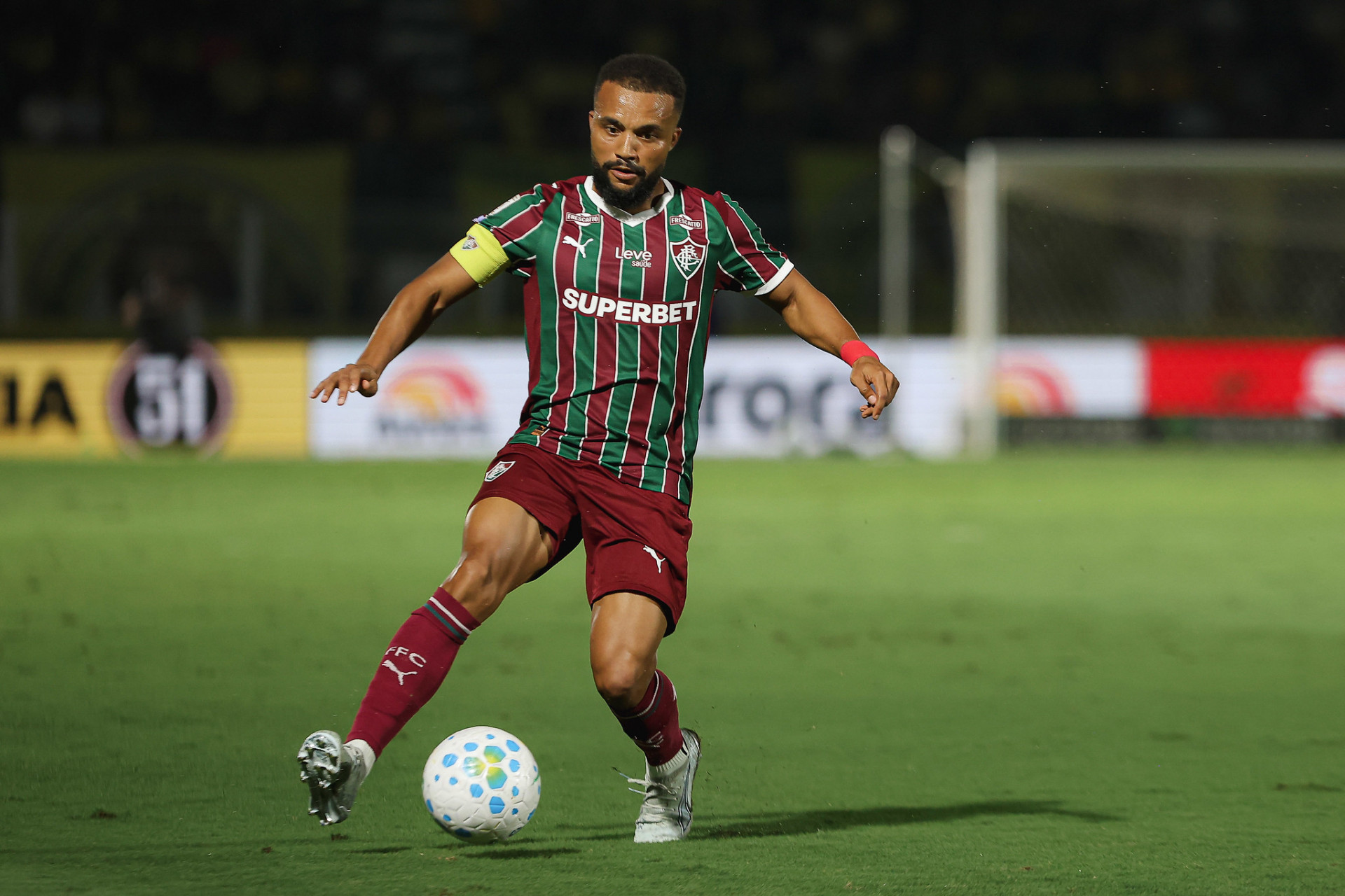 Samuel Xavier domina a bola - Lucas Merçon / Fluminense
