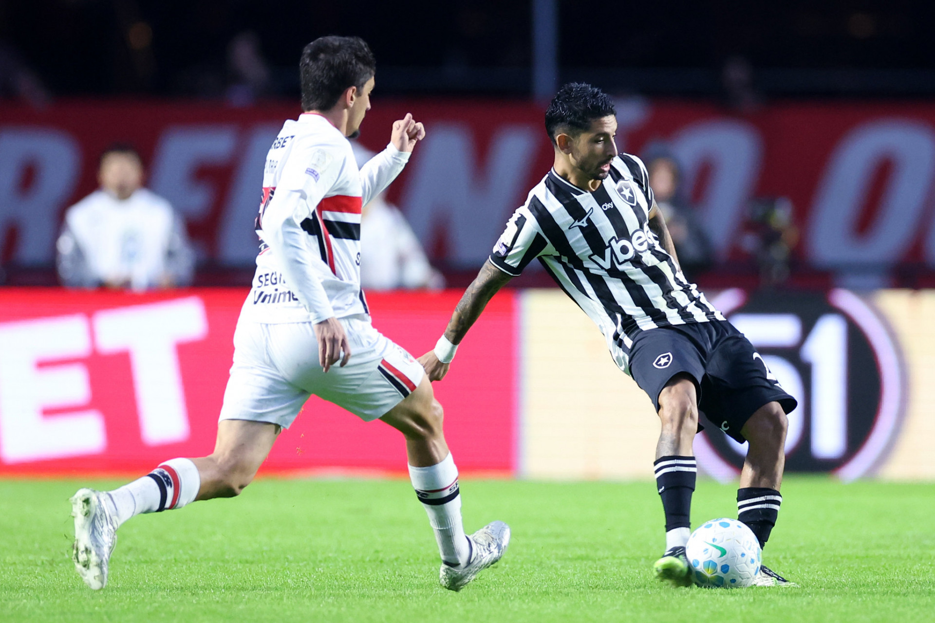 Santi Rodríguez é marcado de perto - Vítor Silva / Botafogo